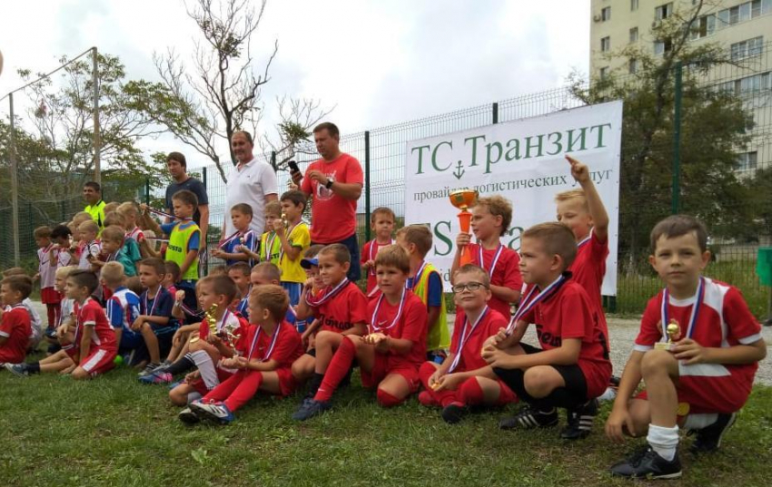 Шестилетки из «Олимпийца» вели взрослую игру на  футбольном поле в Новороссийске   