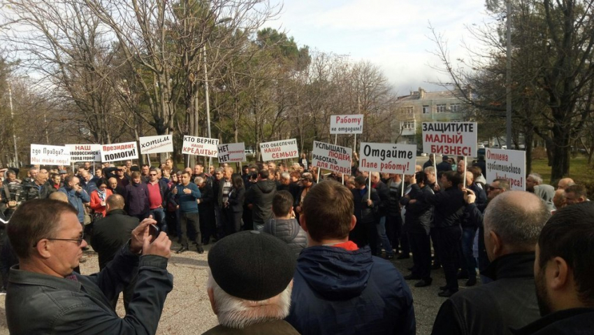 В Новороссийске проходит митинг перевозчиков 