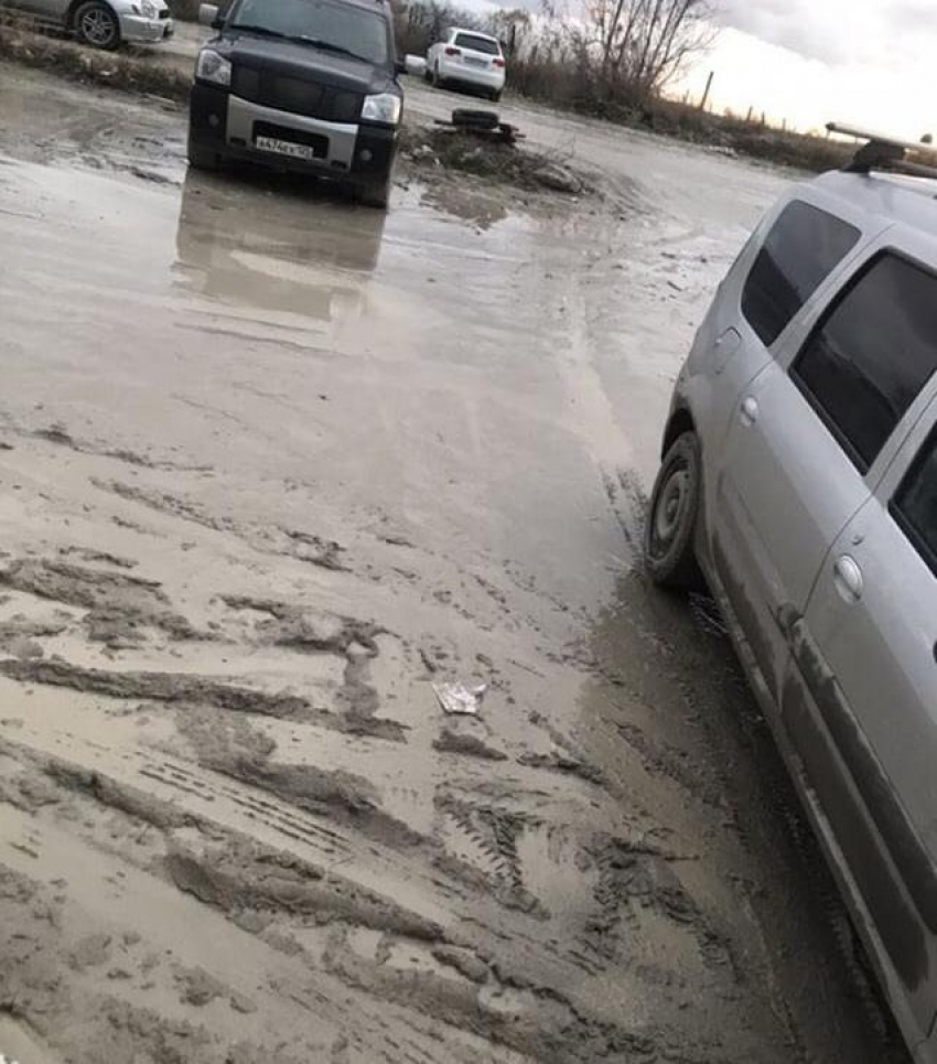 Автомобили тонут в грязи в Южном районе Новороссийска