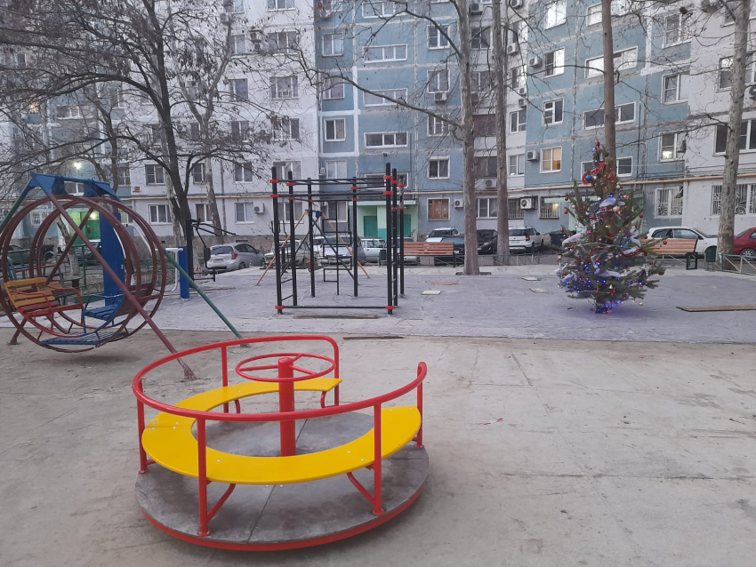 Новогодний подарок от депутата: в Новороссийске сделали новую детскую площадку