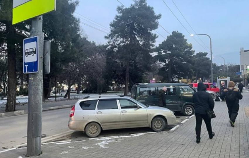 Новороссийские водители перепутали остановку общественного транспорта с парковкой  
