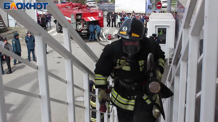 Выбегали из здания: в Новороссийске эвакуировали студентов радиоколледжа