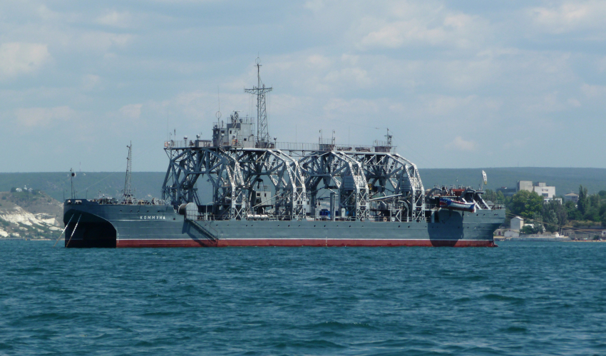 Экипаж спасательного судна Черноморского флота «Коммуна» выполнил спуск аппарата «АС-28» в море