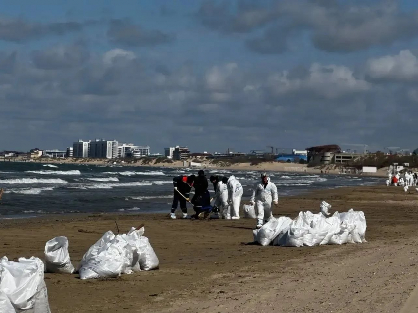 Пляжи Черноморского побережья снова в мазуте: что случилось на этот раз 
