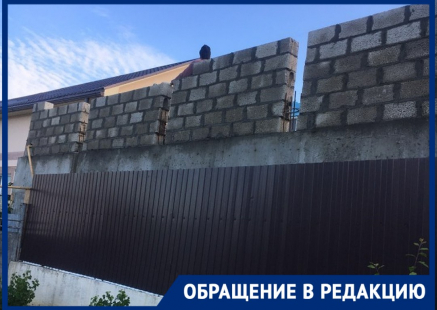 «Подозреваем, что это самозахват», - жителей Новороссийска взволновала соседняя стройка 