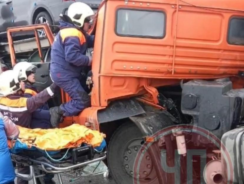 Страшная авария под Новороссийском: мусоровоз превратился в груду металла