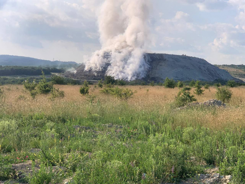 Тлело две недели: пожар на мусорном полигоне Новороссийска ликвидирован