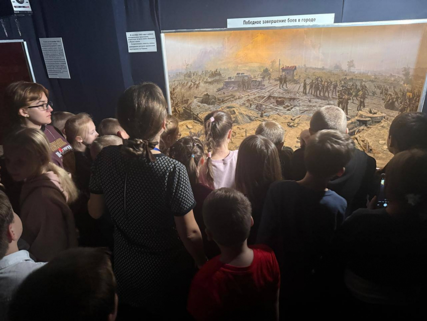 Поездкой в Новороссийск наказали школьников, жаривших еду на Вечном огне 