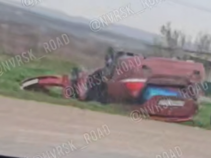 Машину под Новороссийском опрокинуло «вверх колесами": ДТП и пробки к этому часу