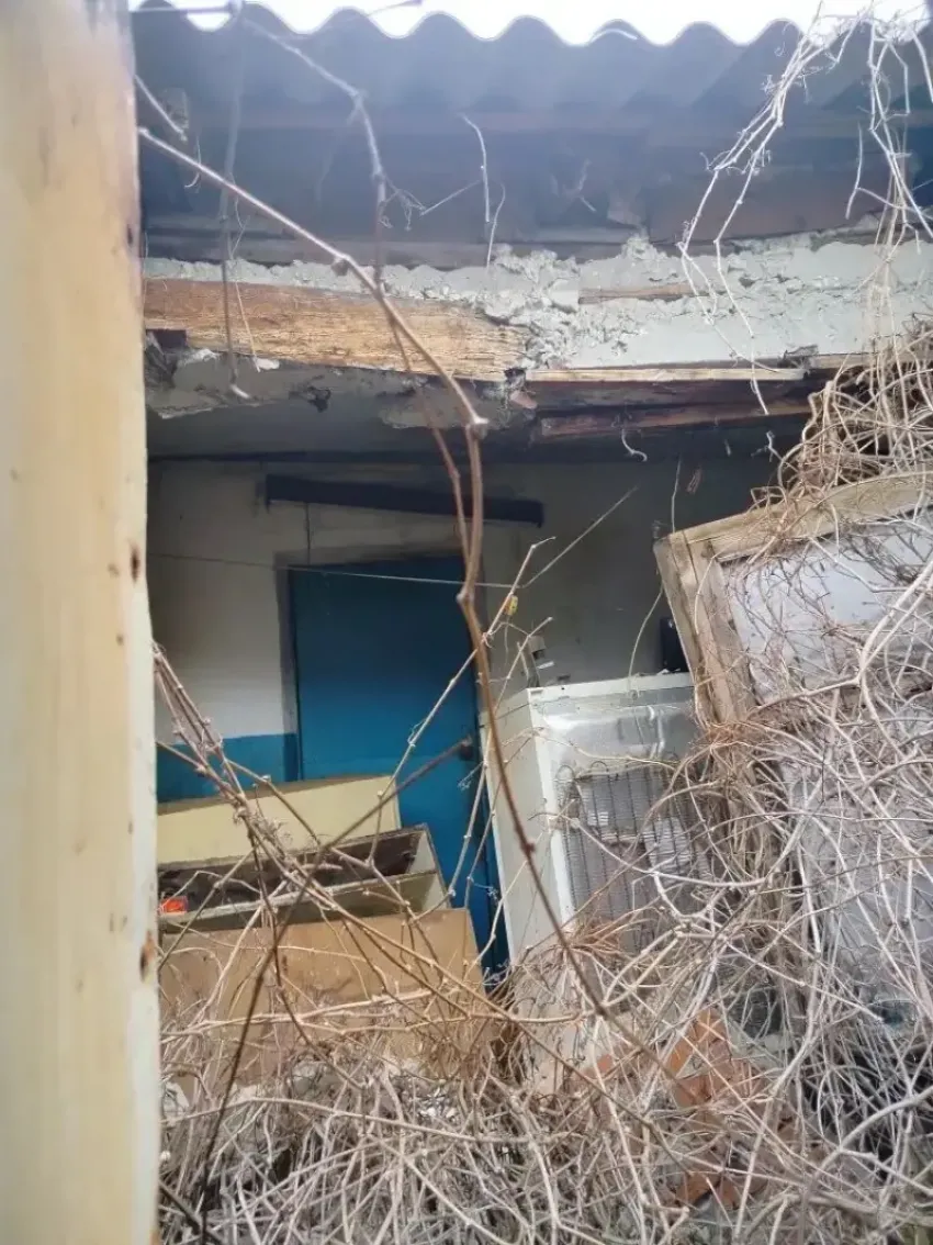 В Новороссийске заброшенная квартира разрушает весь дом: жильцы боятся за жизнь детей