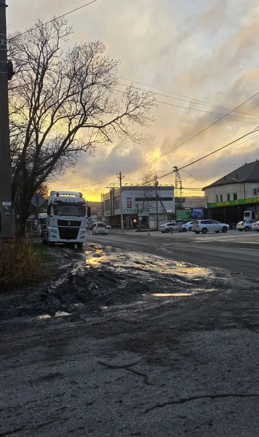 Дороги снова разочаровали: вместо дополнительной полосы грязевое месиво и фуры
