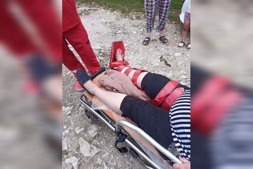 В Краснодарском крае пенсионерка упала с пятиметрового склона в реку, погнавшись за собакой