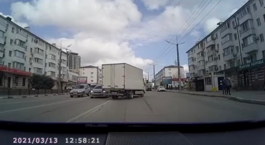 Доза адреналина: на оживленную дорогу в Новороссийске выкатился грузовик