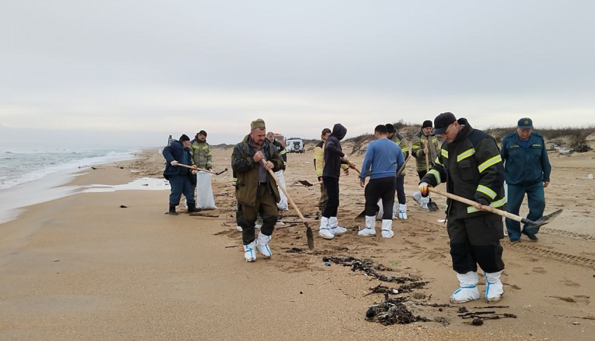В Керченском проливе почти полностью убрали разлившийся мазут