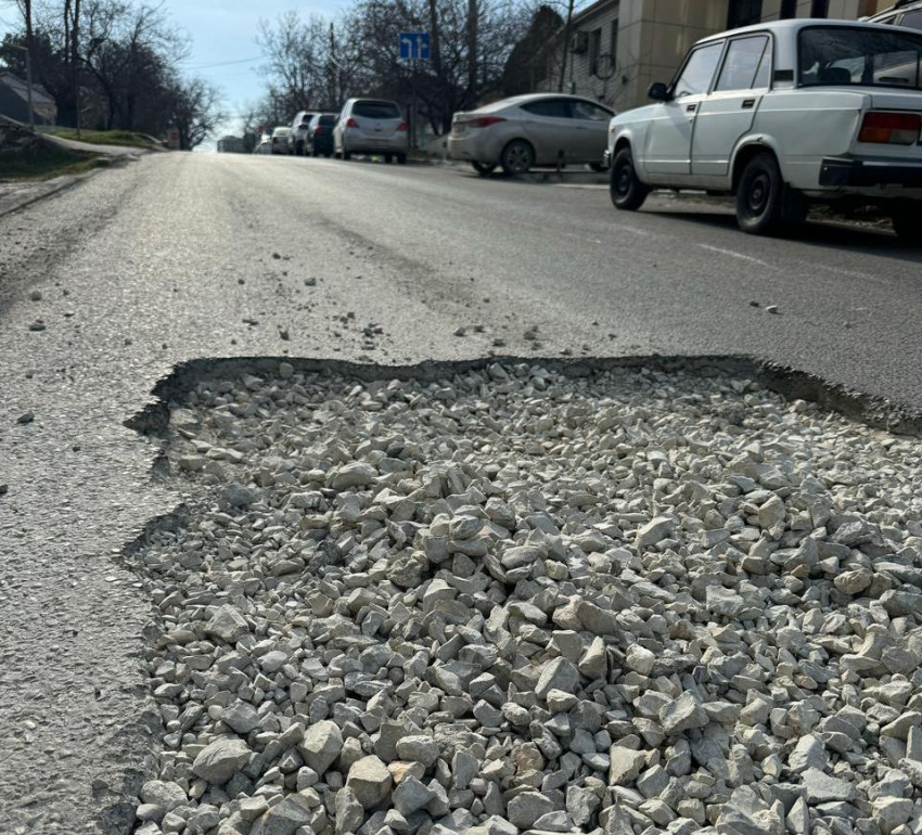 "Боль» водителей: дыра на асфальте на Горького выводит новороссийцев 