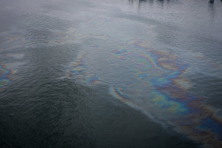 В порту Новороссийска произошел разлив нефтепродуктов
