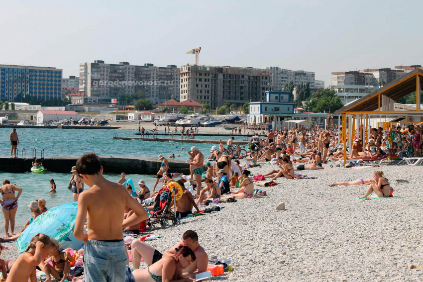 На пляжах Новороссийска будут следить за поведением несовершеннолетних  
