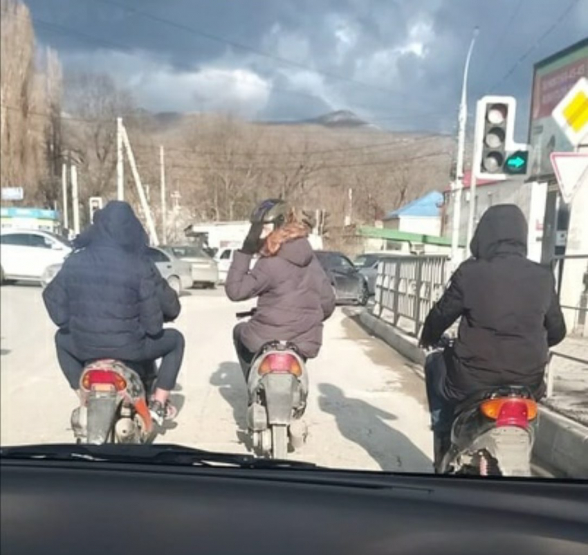 В Новороссийске подростки на мопедах выпрашивали ремня у незнакомцев и родителей