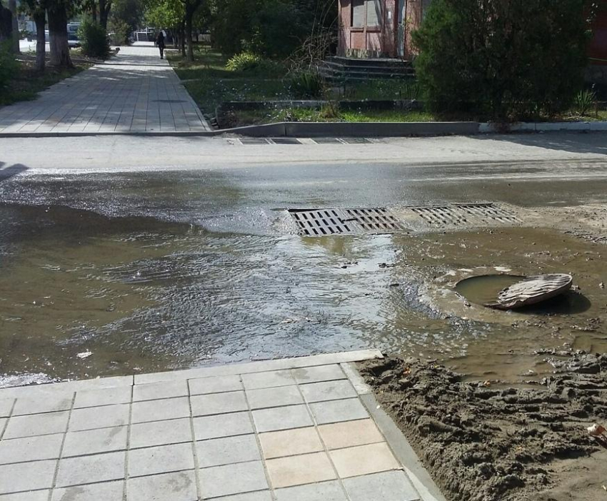 Воняет и пачкает машины новороссийцев огромная лужа на Видова