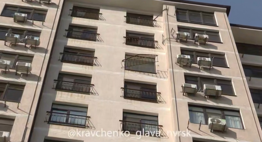 После атаки БПЛА семья из Новороссийска продолжает жить в квартире без стены: зима близко 
