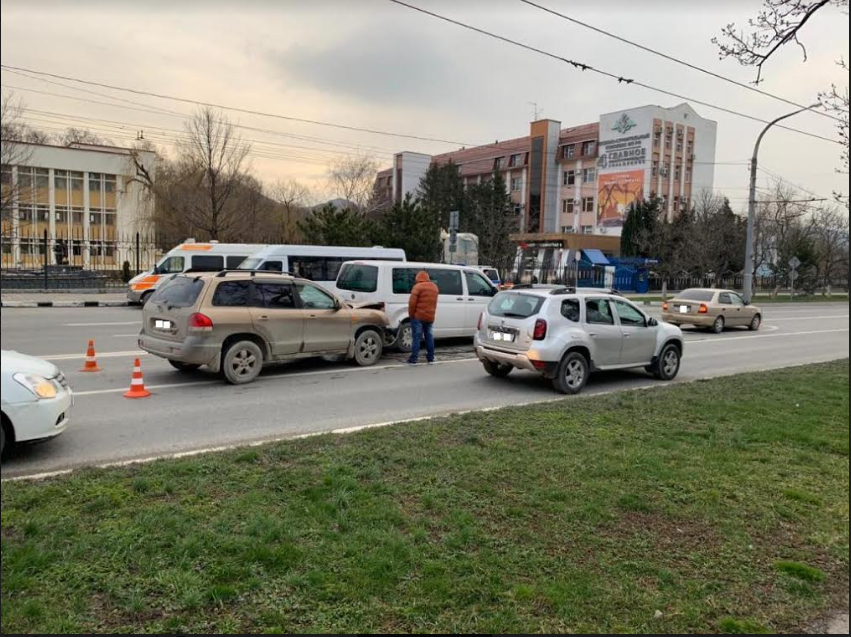 В Новороссийске сразу три человека пострадали в ДТП