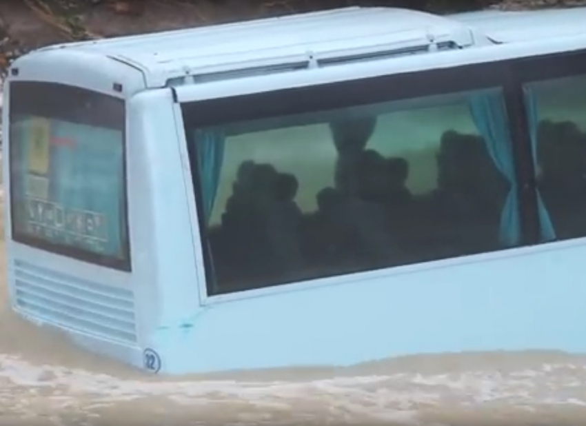 Видео с утонувшим автобусом под Новороссийском попало в Ютуб