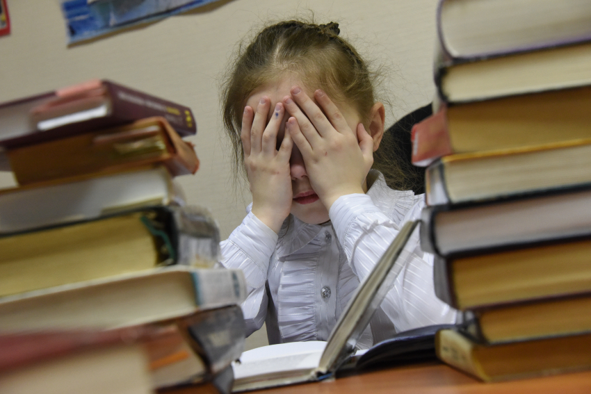 "Ребенок не может сделать уроки": проблема с учебниками всплыла в одной из школ Новороссийска 