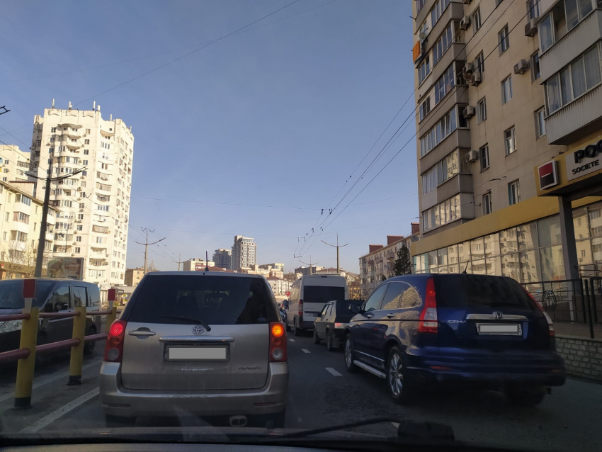 Утренние пробки «парализовали» Новороссийск: куда лучше не ехать 