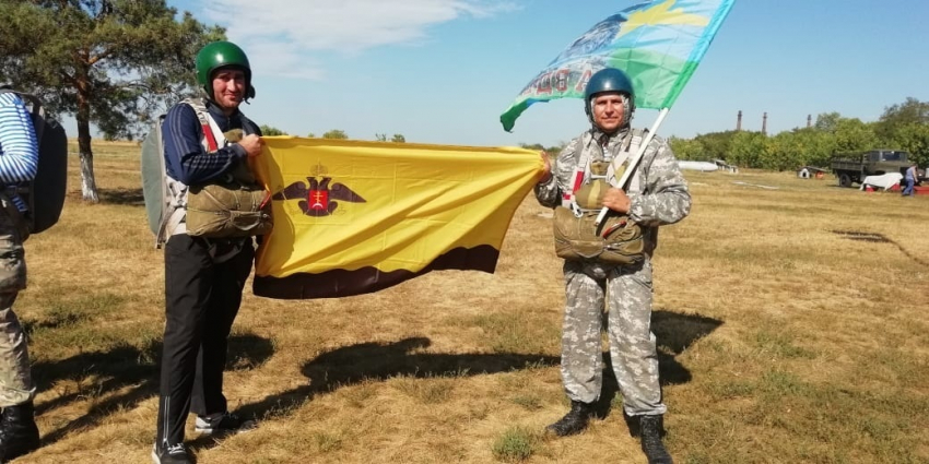 Чиновники с душой десантника прыгнули с парашютом