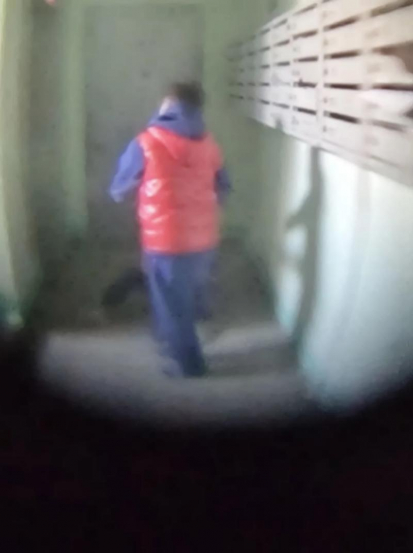 Дети прыгали на самокате в подъезде одного из домов в Новороссийске