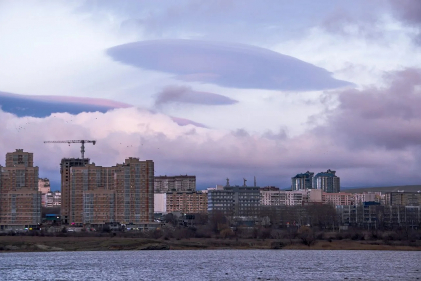 Будто инопланетяне: над Новороссийском зависли необычные облака 