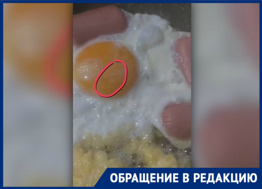 Жительница Новороссийска едва не накормила ребенка червивой яичницей
