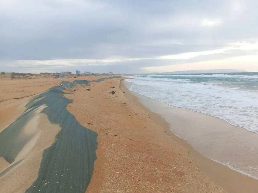 Это не новый мазут, а старый: Чёрное море в Анапе снова обнажило нефтепродукты 