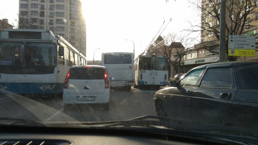 Троллейбус и автобус не поделили дорогу в Новороссийске