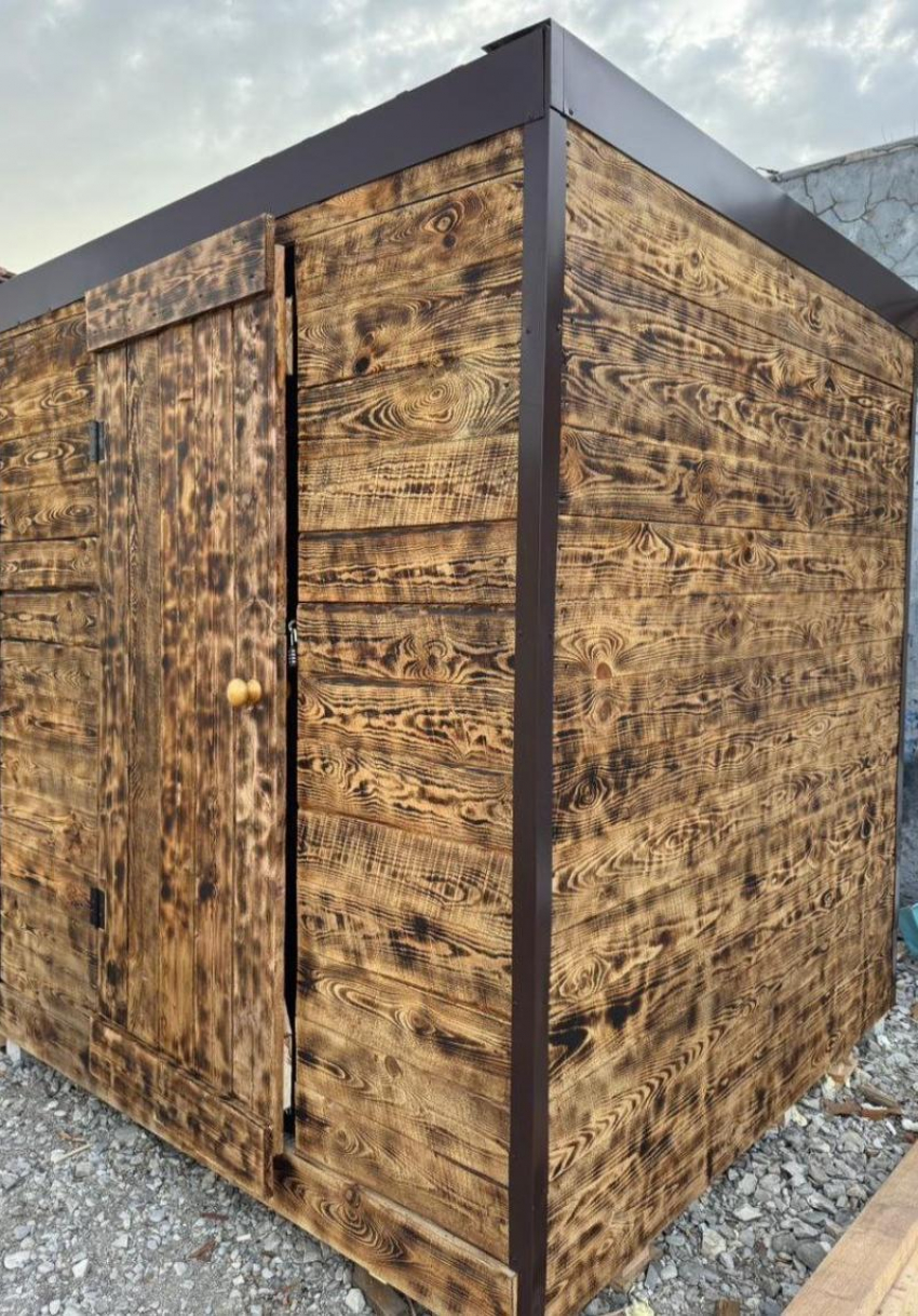 В Новороссийске открыли первую утепленную раздевалку на пляже