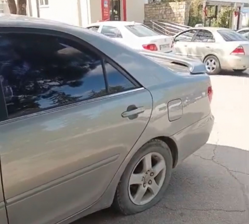 Припарковалась: жительнице Новороссийска спустили колеса в Абрау-Дюрсо 