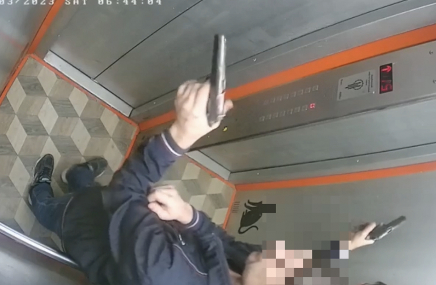  Мужчина с оружием разгуливает по многоэтажке в Новороссийске 