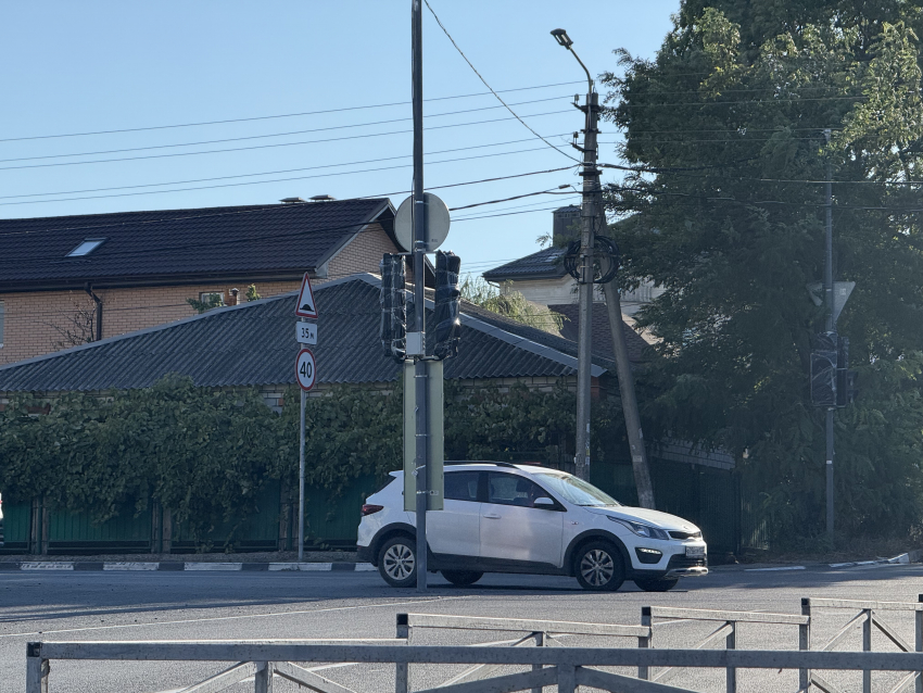 Когда будет распаковка? Новоросийцев волнует судьба новых светофоров 
