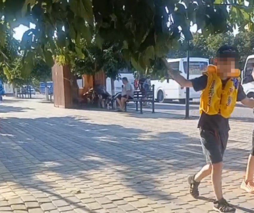 «Убожество. Мне стыдно»: новороссийцы пожаловались на страшную будку и мат возле неё