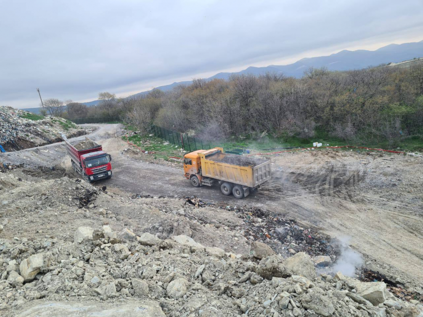 Тлеющий мусорный полигон в Новороссийске тушат 25-й день