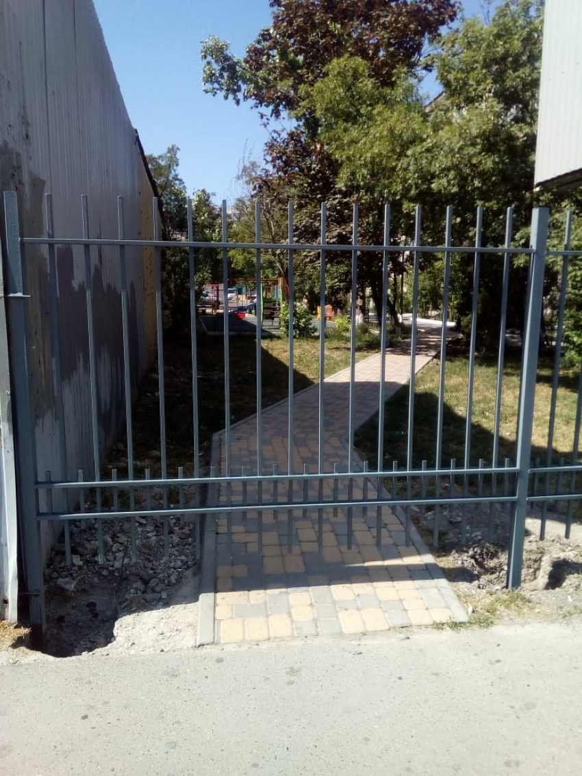 Новороссийцы возмущены забором, возникшем в одном из дворов в центре