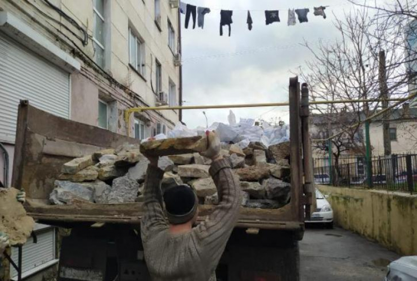 "Дом разбирают по частям": жительница Новороссийска рассказала об опасности разрушения дома