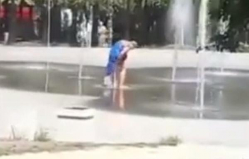 Женщина моет причинные места в фонтане в центре Новороссийска