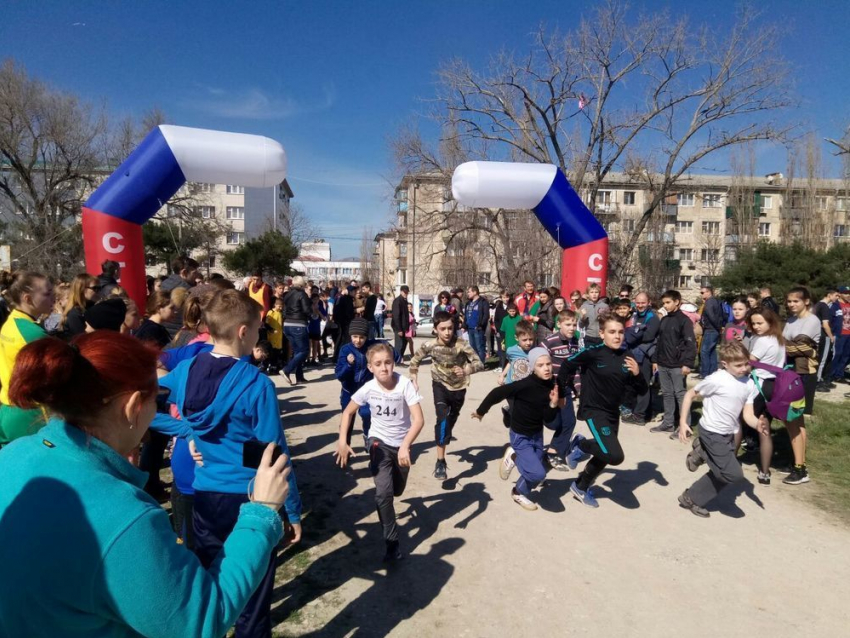 Огромное количество спортсменов приняло участие в соревнованиях по кроссу в Новороссийске 