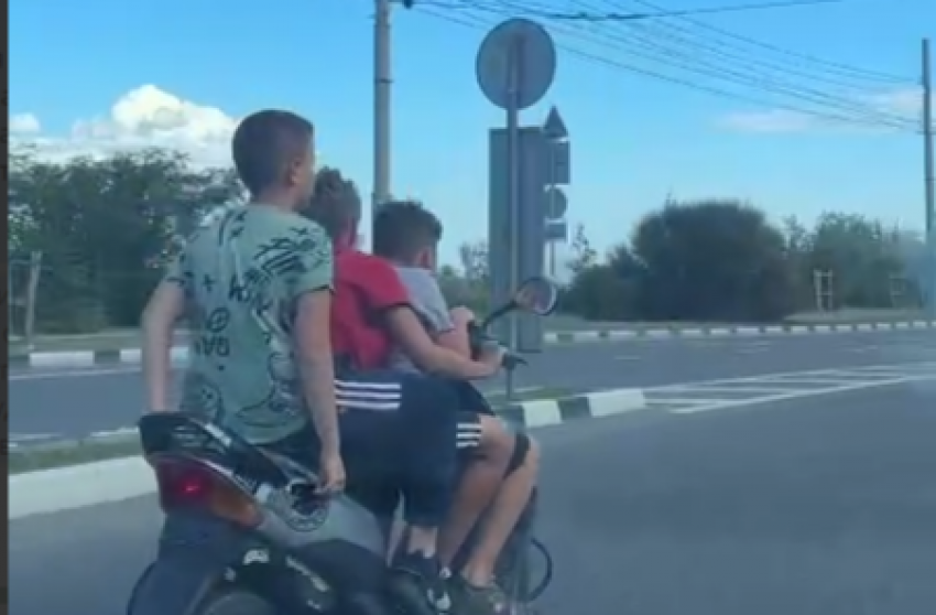 Втроем на одном мопеде: маленькие нарушители катались по дорогам Новороссийска