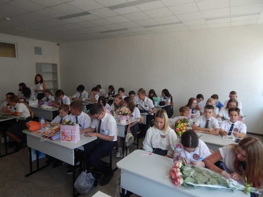 По трое за партой: как начались занятия в новой школе в Новороссийске