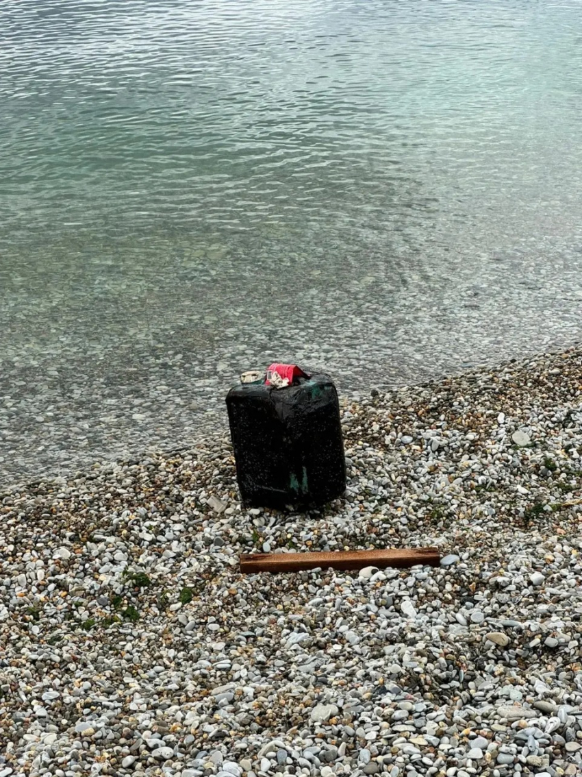 Хулиганы перешли все границы: на пляжах Новороссийска обнаружили разлитое машинное масло вместо мазута 