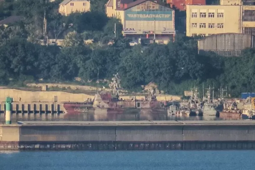 В Новороссийск отбуксировали затопленный сторожевой корабль “Донбасс” 