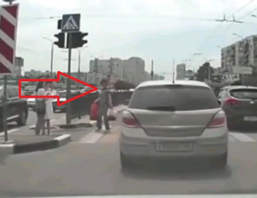 Жительница Новороссийска попала на видео, а могла и под машину