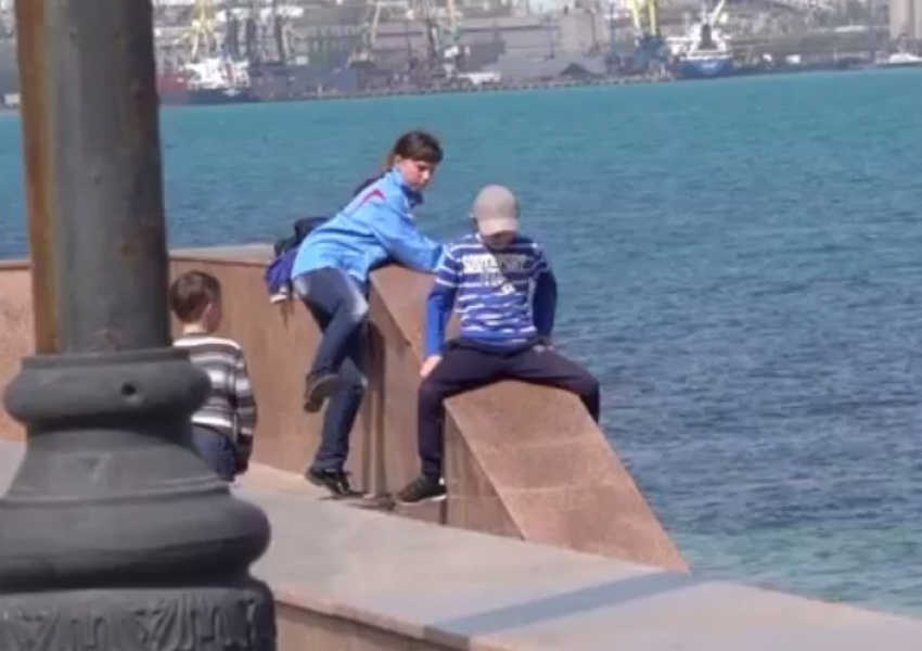 Новороссийские дети могут кататься с горки без горки